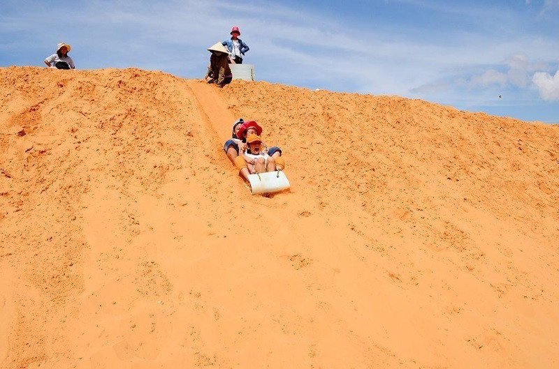 Giải trí với trò chơi trượt cát tại đồi cát Đỏ